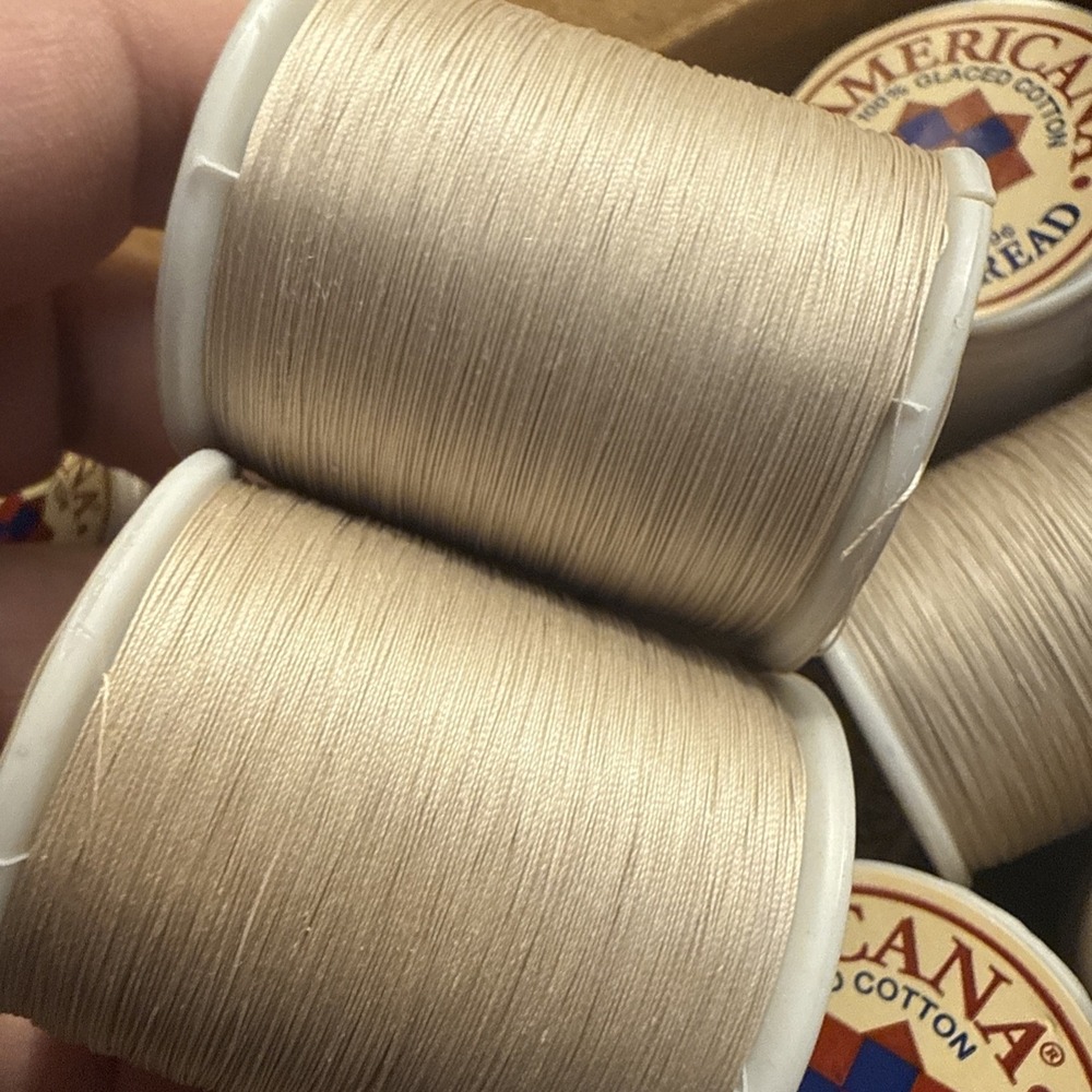 1 Case: 30 Spools - BAGUETTE Americana Quilting Thread 150 Yd 100% Glacéd Cotton - Picture 4 of 4